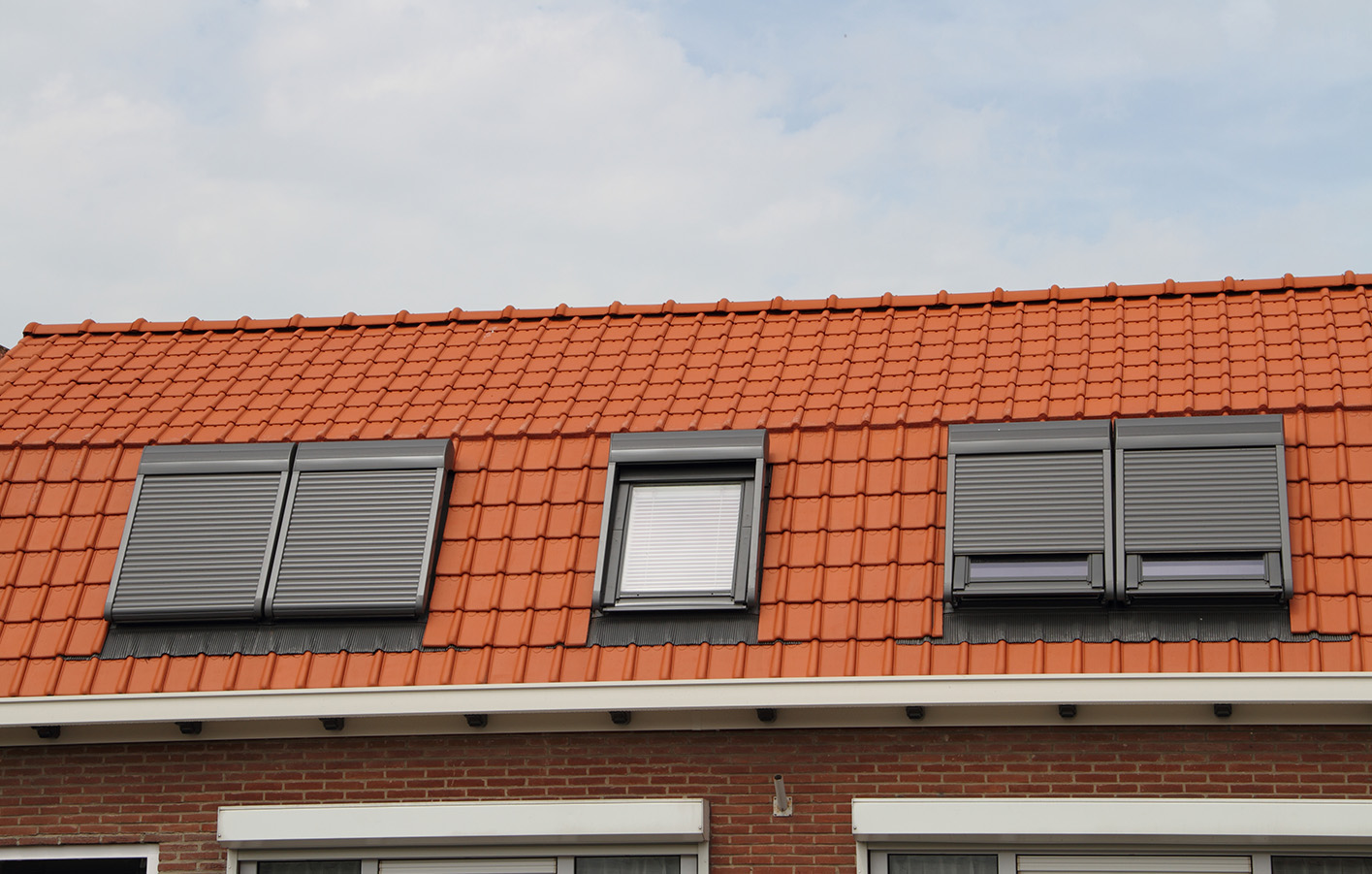 Zubehör wie Sicht- und Sonnenschutz erhalten Sie bei uns Dachfenster von außen mit Sicht- und Sonnenschutz