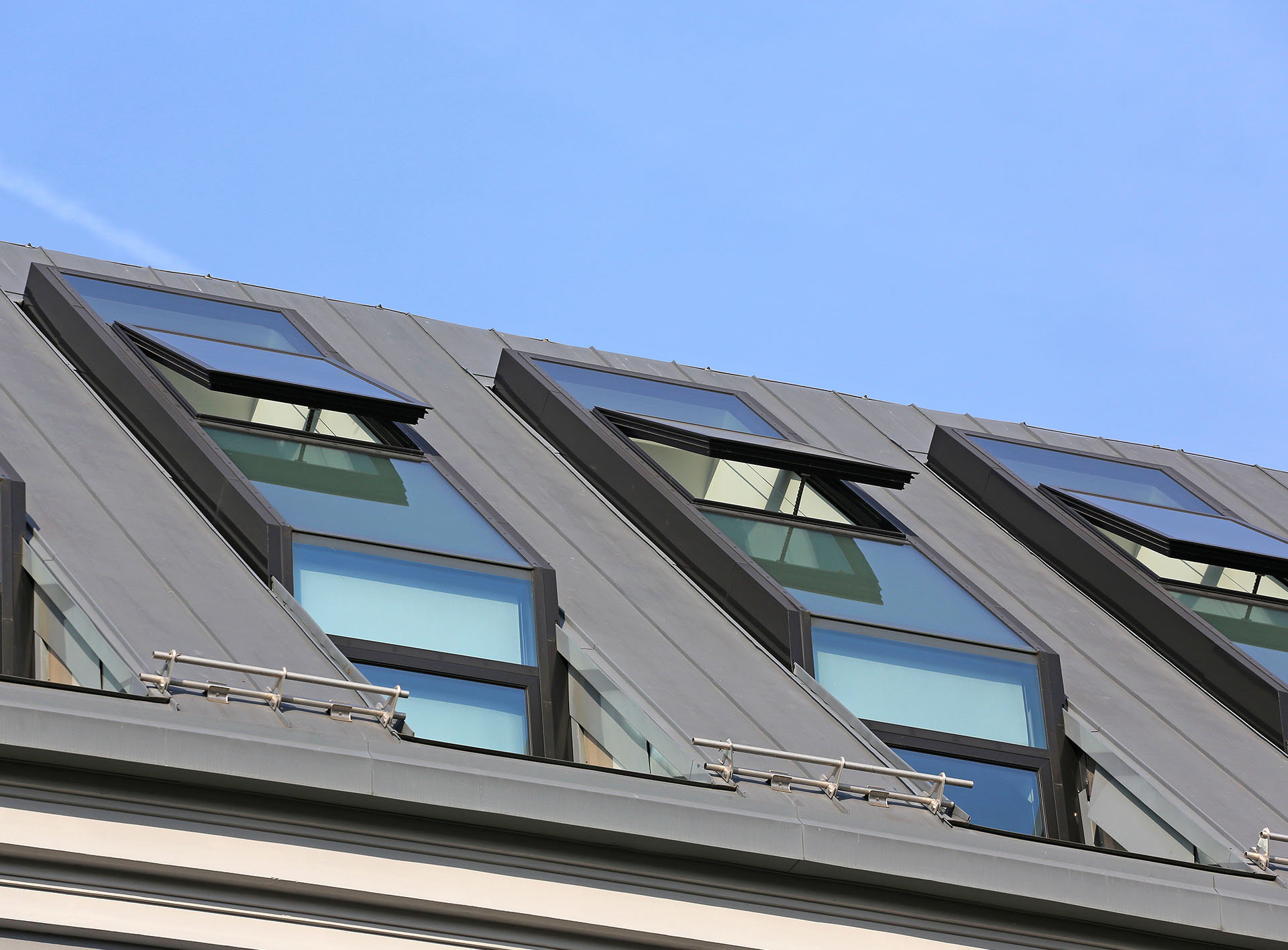 Dachfenster in großer Auswahl bei uns erhältlich Moderne Dachfenster von außen mit Sonnenschutz